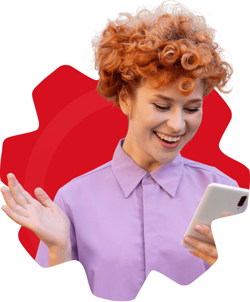 Foto de uma estudante mexendo no celular para representar a ação de entrar em contato com a equipe da ONEE.
